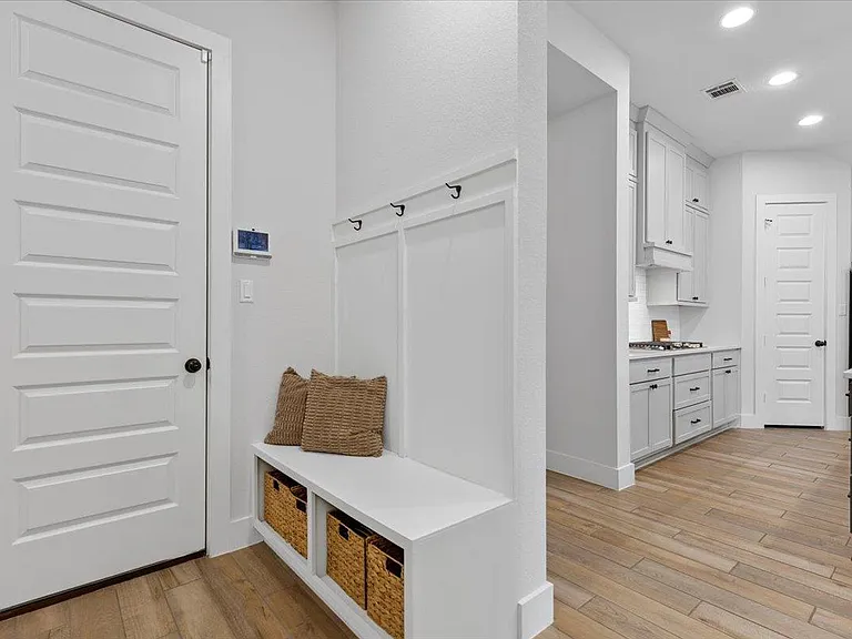 557 Jefferson Dr — Photo 23