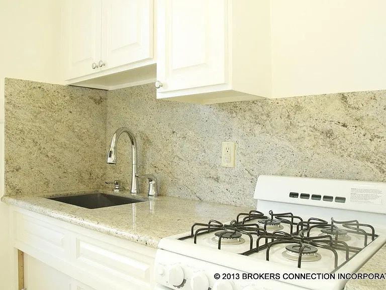 952 Powell St #14 — Photo 15