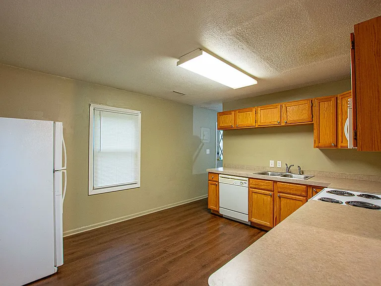 1410 Lindwood Dr — Photo 8