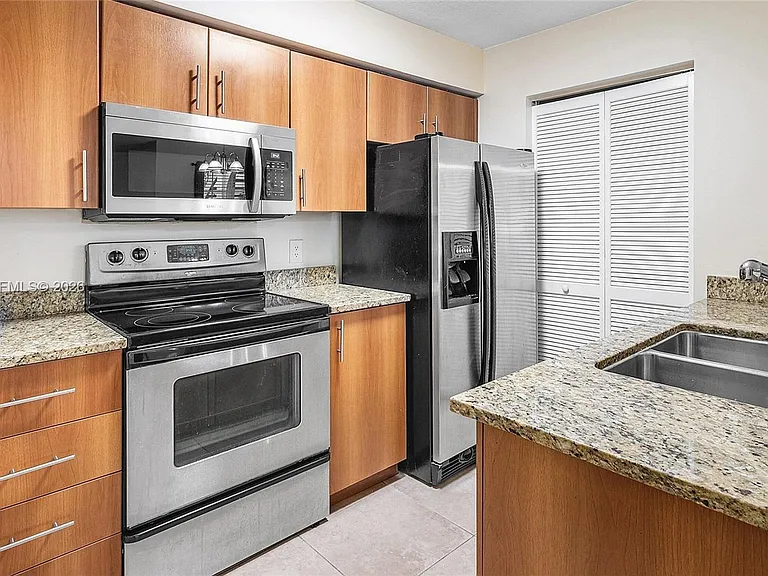 1011 Crystal Way #N — Photo 5