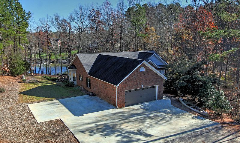 2055 Tiger Paw - Waterfront Lake Wylie
						:
						Brick home on 2.7 acre waterfront lot on Lake Wylie. Ranch with finished bsmt.