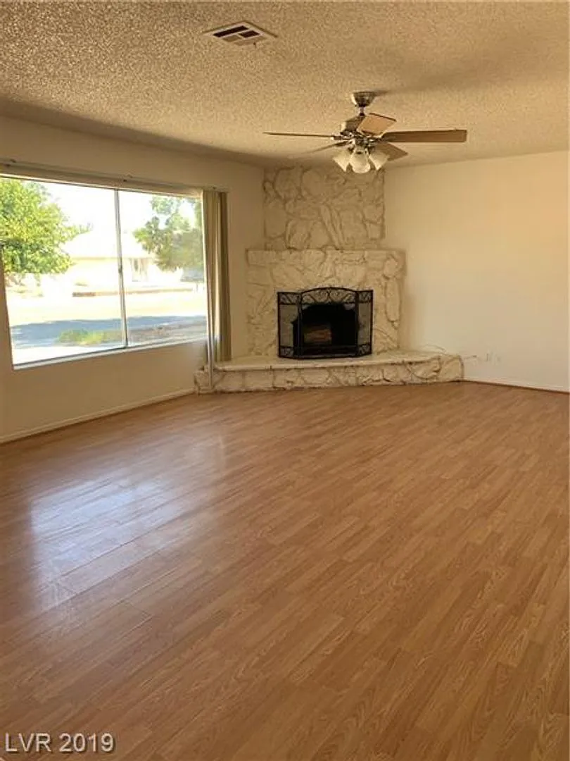 Spacious Single-Story Home with Large Lot & No HOA — Photo 3