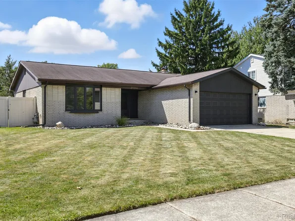 27216 Roney Ave, Brownstown, MI 48183