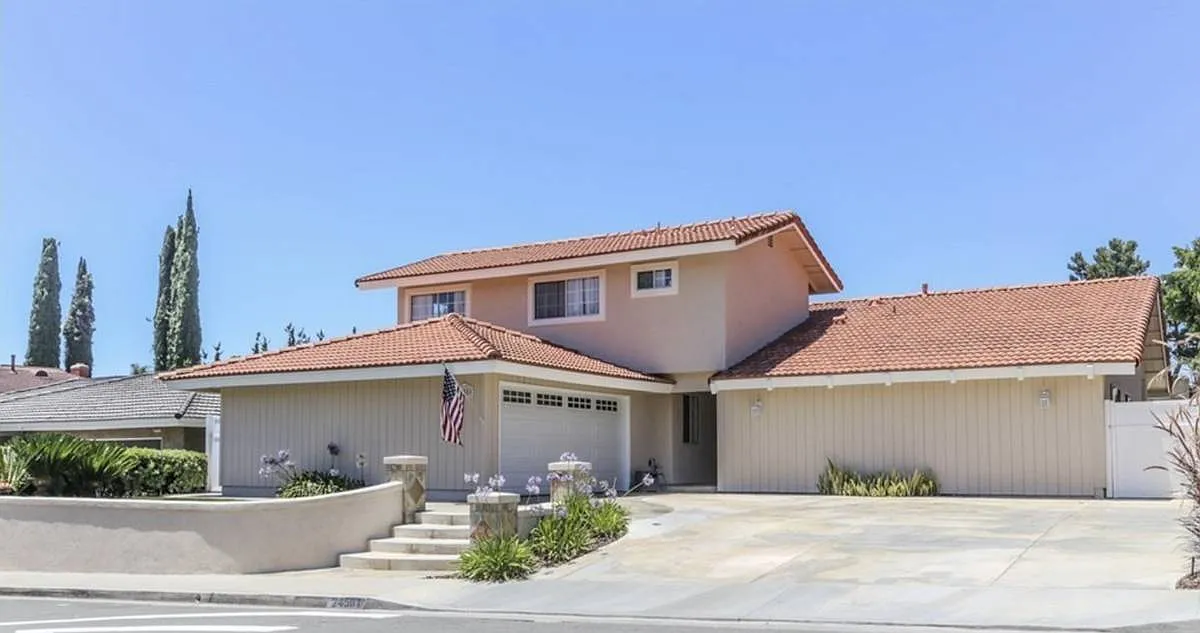 6 bed, 3170 sqft, $1,300 — Photo 1