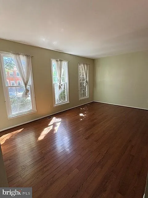 3 bed, 3.5 bath, 1604 sqft, $3,100 — Photo 2