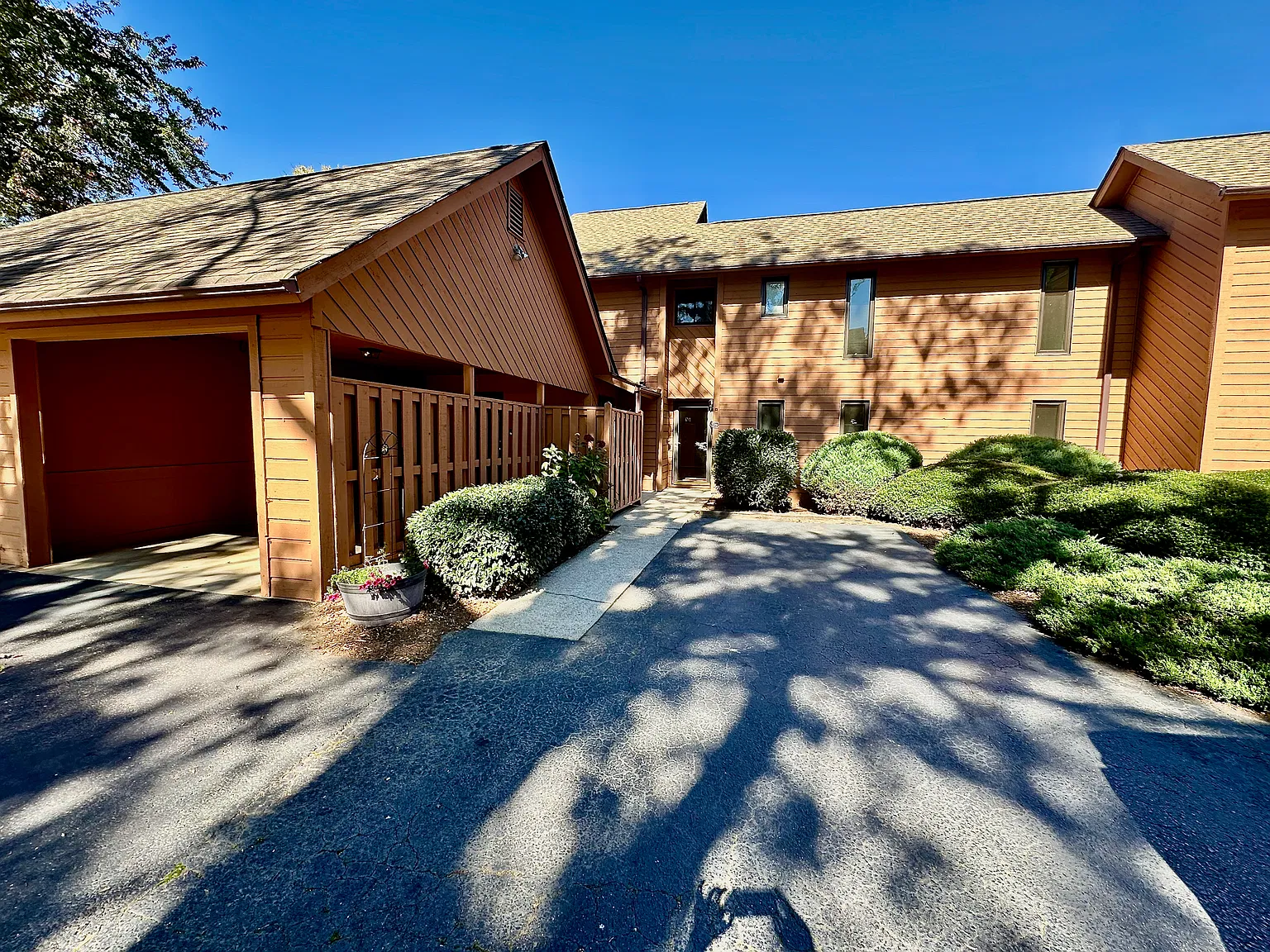 3 bed, 1609 sqft, $2,200 — Photo 1