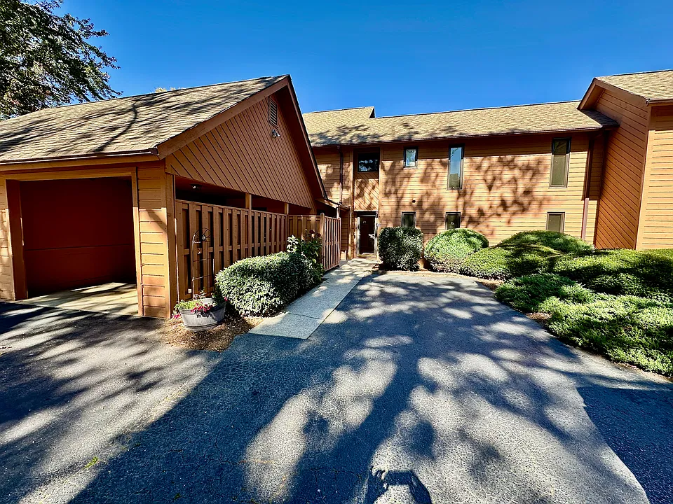 25 Village Dr