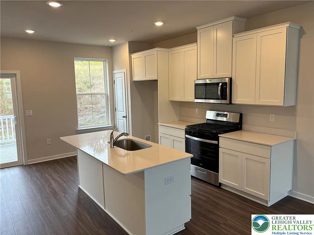 3 bed, 4.0 bath, 1731 sqft, $2,575 — Photo 2