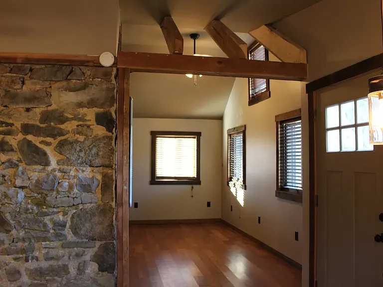 100 Sycamore Dr — Photo 2