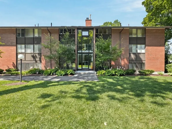 3 Longwood Dr #103, Andover, MA 01810