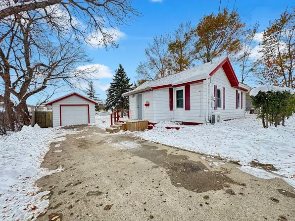 406 10th Ave NE, Minot, ND 58703
