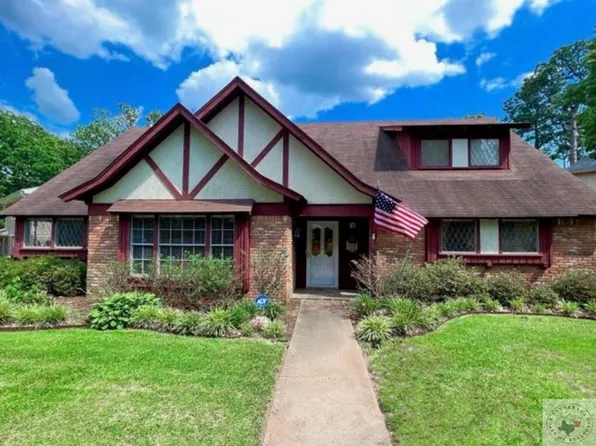 4 Woodcliff Dr, Texarkana, TX 75503