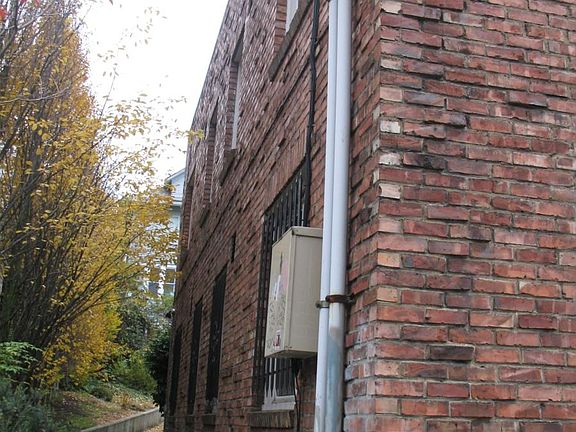 4th image of 420 Belmont Ave E APT 1