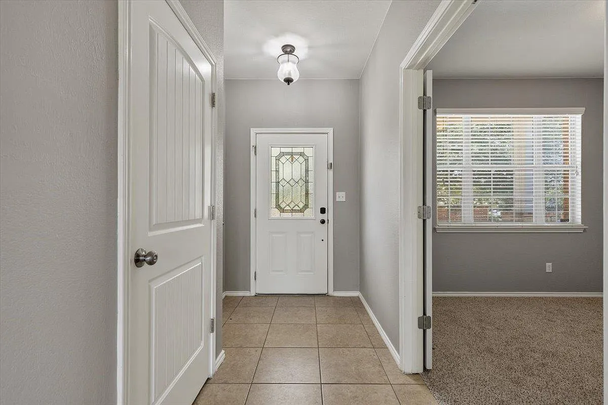 5 bed, 2.5 bath, 2469 sqft, $2,245 — Photo 4
