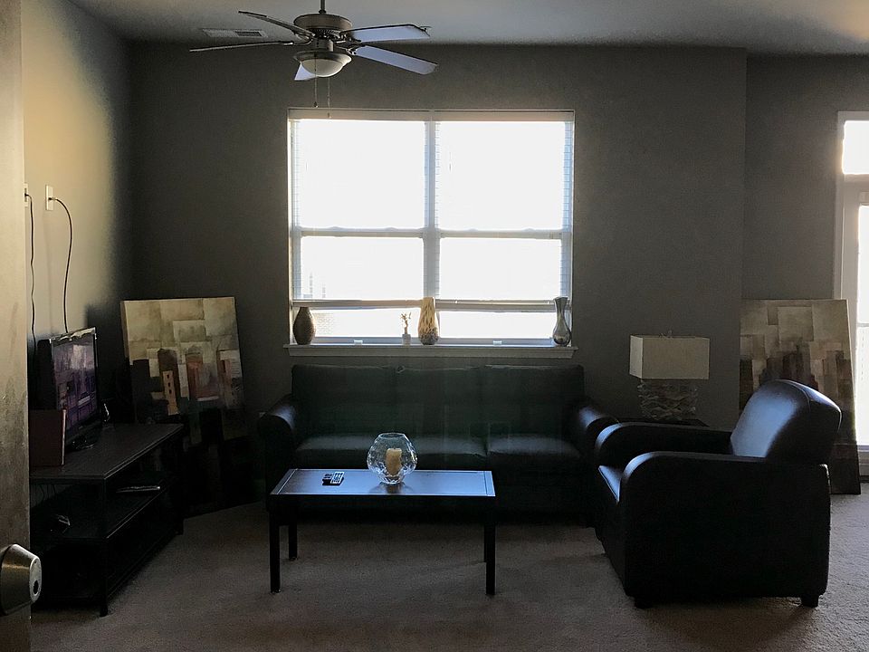 1st image of 601 W Bacon St