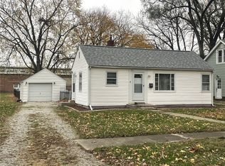 900 S 13th St, Mattoon, IL 61938