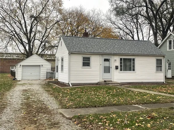 900 S 13th St, Mattoon, IL 61938