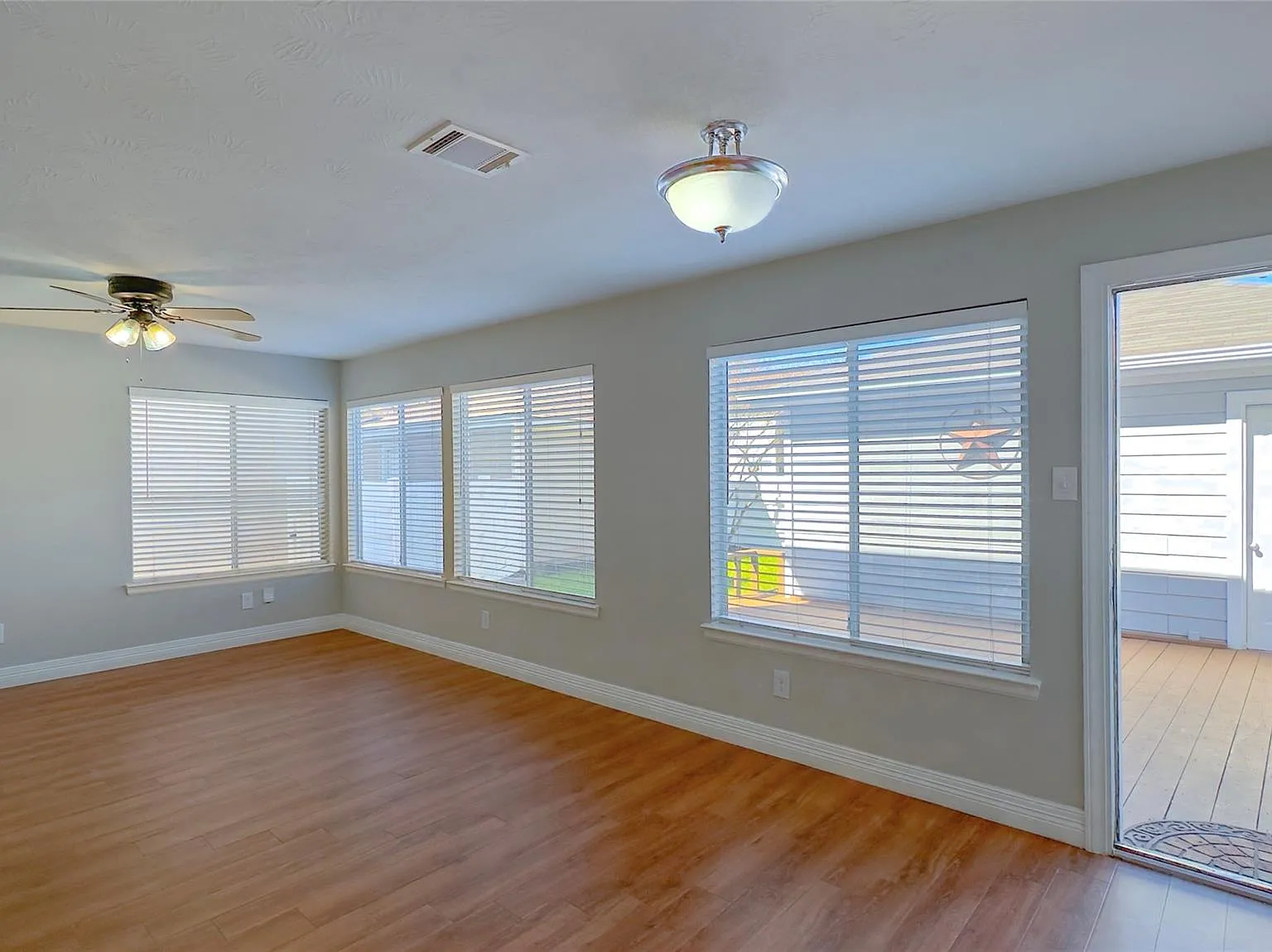 3 bed, 2.5 bath, 1820 sqft, $2,075 — Photo 4