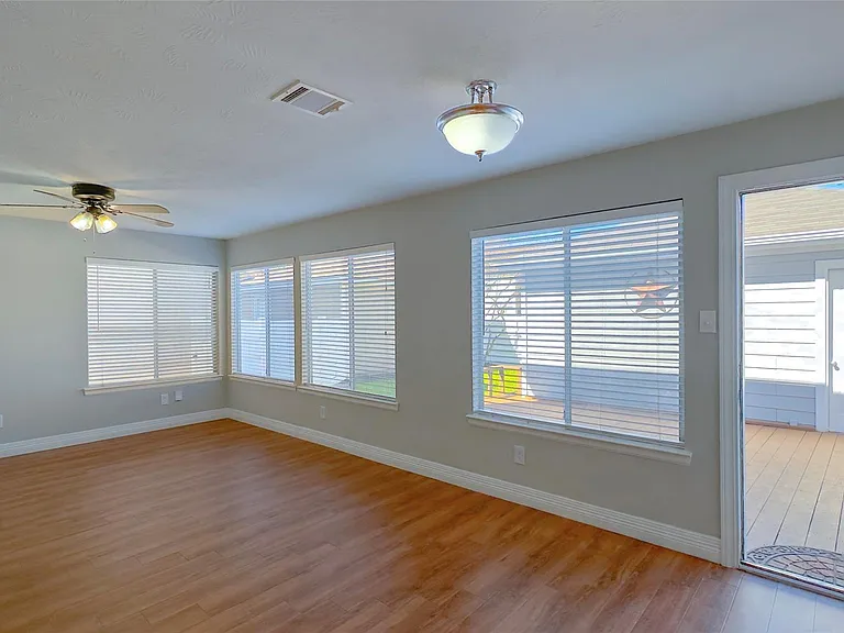 9923 Farrell Dr — Photo 4