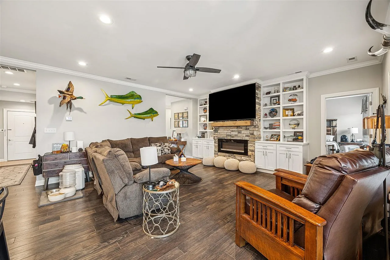 4 bed, 2232 sqft, $2,400 — Photo 3