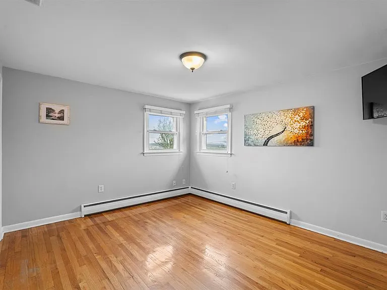 166 Hall St — Photo 14