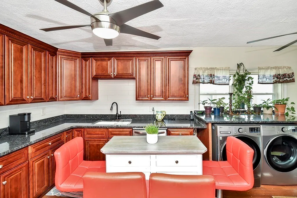 3 bed, 2.0 bath, 1834 sqft, $3,250 — Photo 3