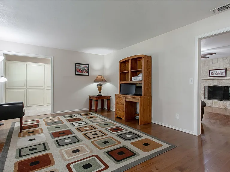 1428 Dumont Dr — Photo 6
