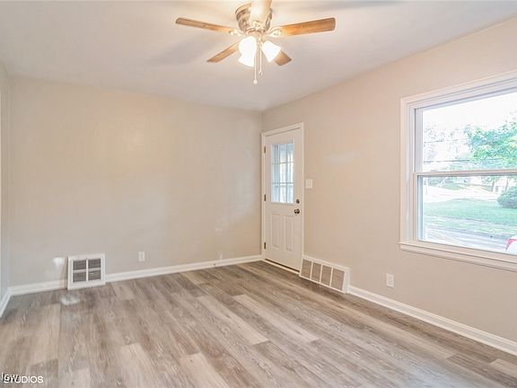 5th image of 826 Chinook Ave