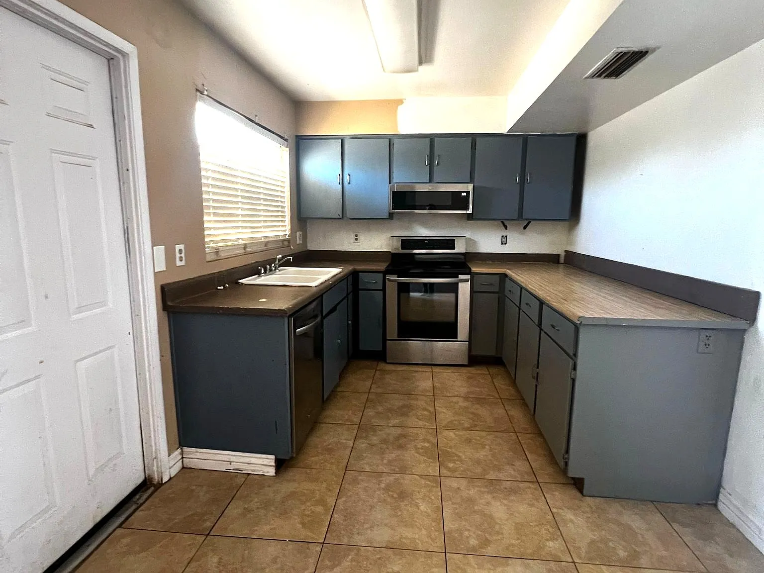 4 bed, 1300 sqft, $2,195 — Photo 3