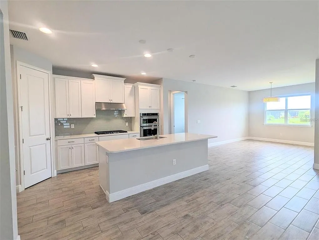 3 bed, 2.0 bath, 2201 sqft, $3,700 — Photo 3
