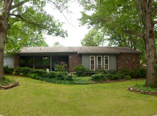 2247 E Sweetbriar Dr, Fayetteville, AR 72703