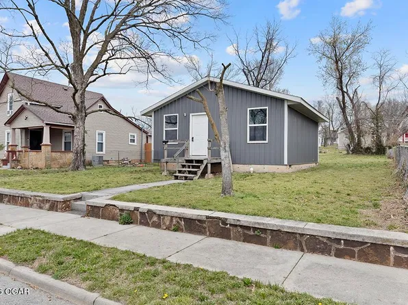 1105 Walnut St, Carthage, MO 64836