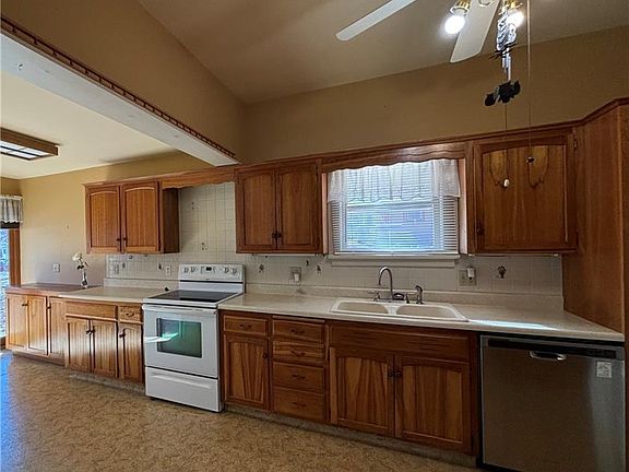 4th image of 1012 Logan St