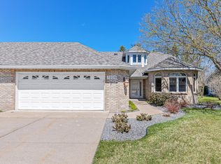 1325 Silverthorn Dr, Shoreview, MN 55126