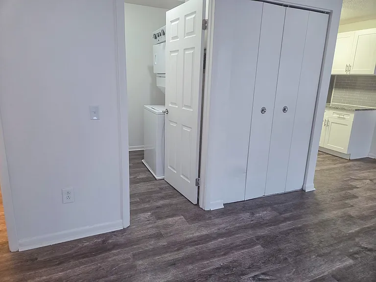 Parkway Manor Apartment Homes — Photo 15