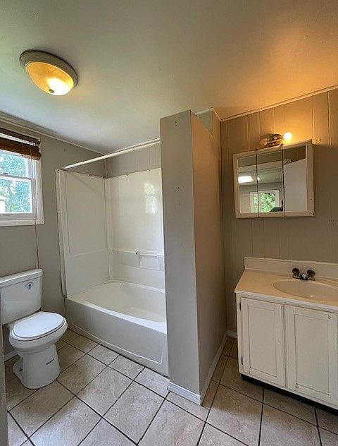 1st image of 313 W Grand Ave APT 1