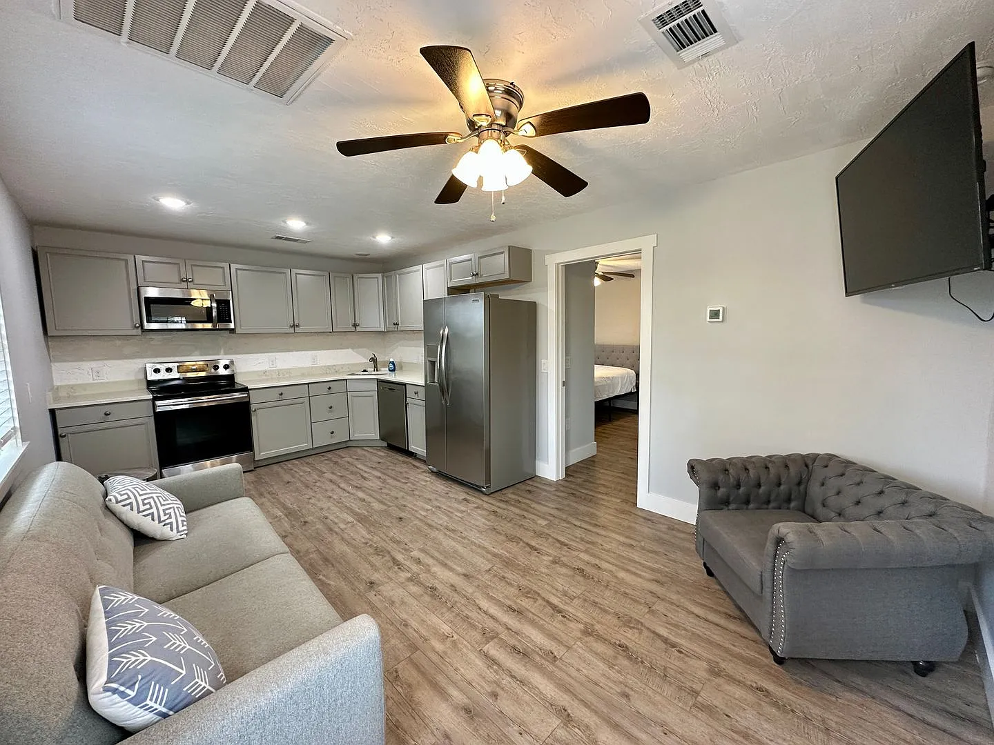 Furnished 1 bedroom 1 bath available for rent in Downtown Pensacola! Water & sewer included! — Photo 2