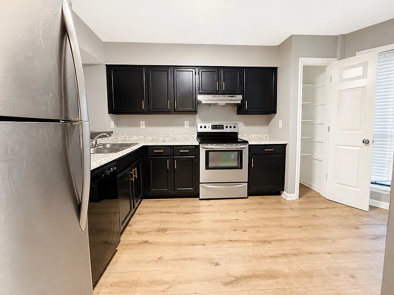 471 Claircrest Dr — Photo 3