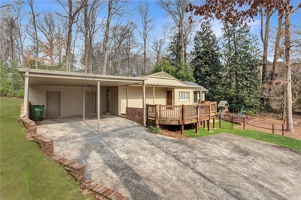 3 bed, 2.0 bath, 2352 sqft, $5,950 — Photo 3