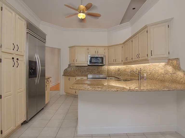 7725 Apple Tree Cir — Photo 15