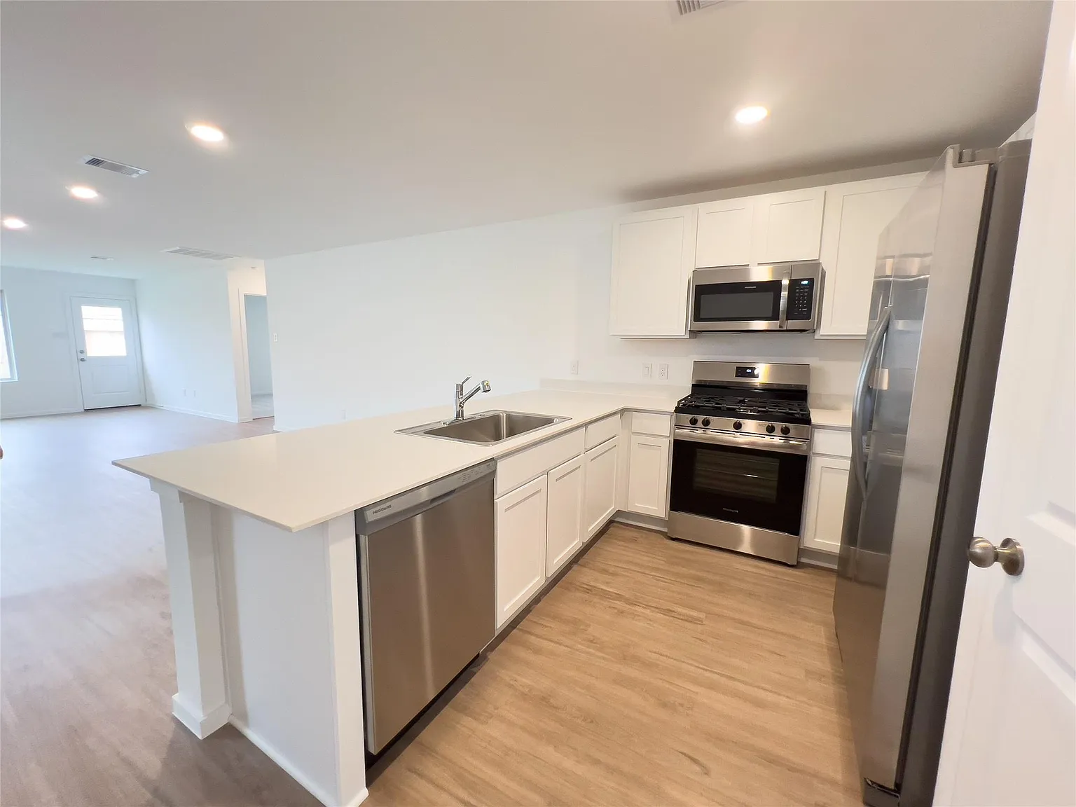 4 bed, 2.0 bath, 1686 sqft, $1,900 — Photo 4