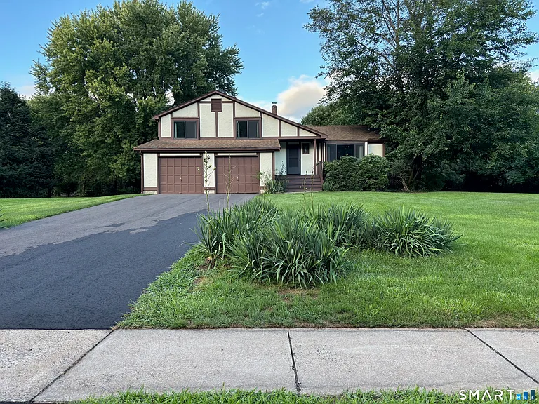 33 Lochview Dr — Photo 1