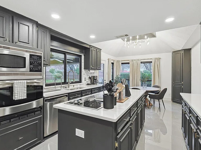 2420 Vista Glen Ln — Photo 13