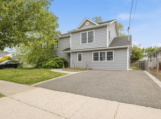 3 Sunrise St, Plainview, NY 11803