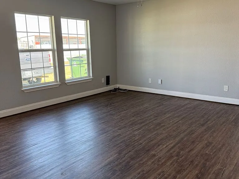 211 Railroad Ave — Photo 3
