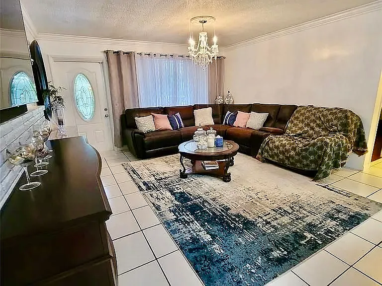 3126 Pierce St — Photo 3