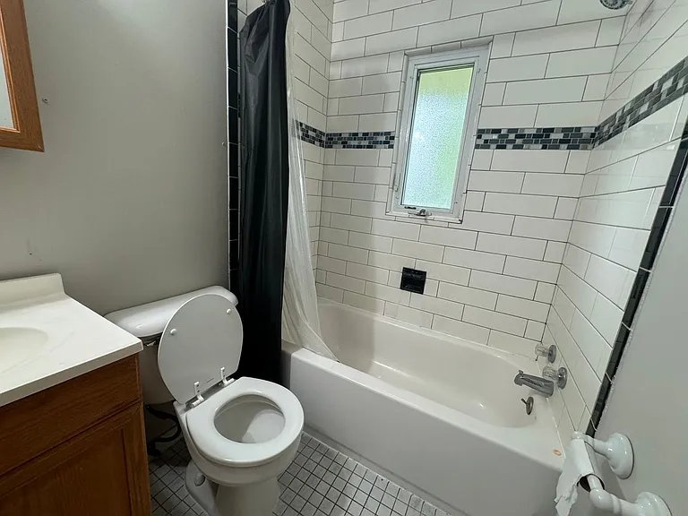 Updated 1BR Apartment Shared Laundry, Cats OK $750/mo — Photo 21