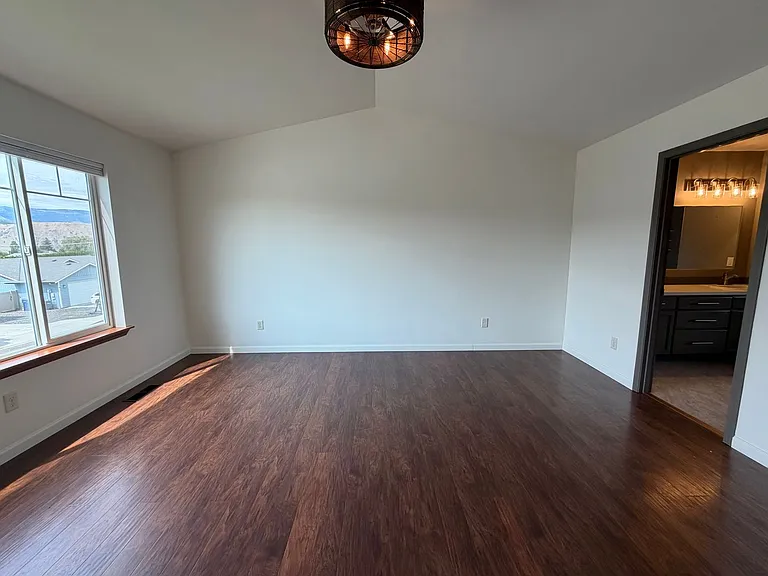 2581 NE Noble Loop — Photo 11