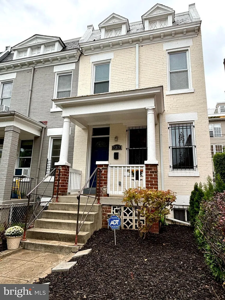 737 Hobart Pl NW photo 1