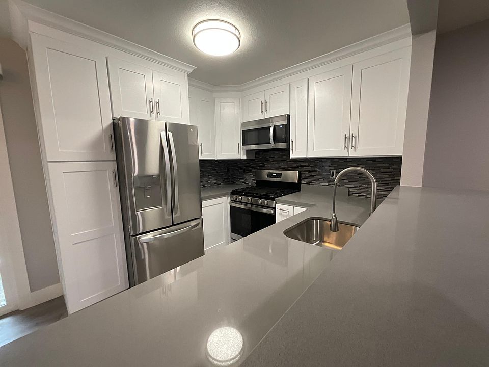 1st image of 906 Burbank Dr APT 6